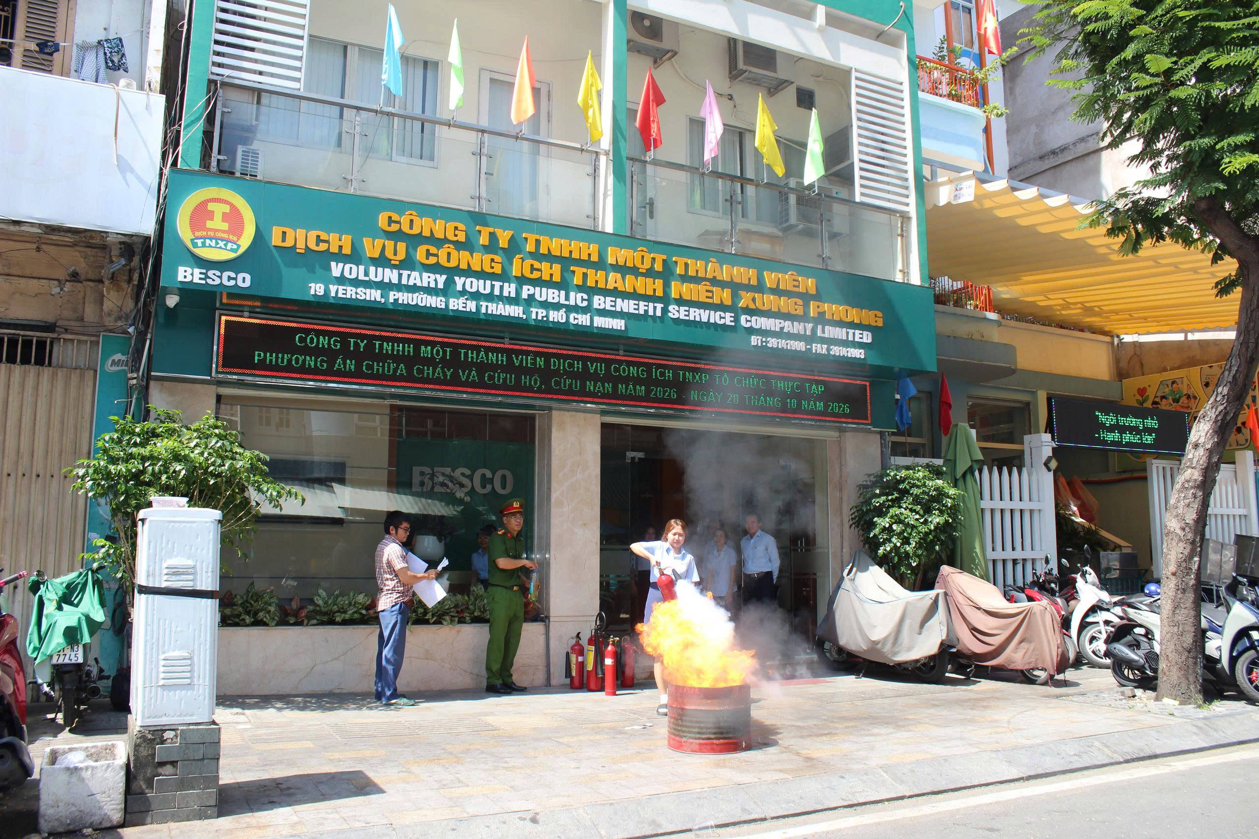 Công ty TNHH MTV Dịch vụ công ích Thanh niên xung phong tổ chức tập huấn kỹ năng phòng cháy, chữa cháy, thoát nạn và tự thực tập phương án chữa cháy năm 2026 tại trụ sở Công ty