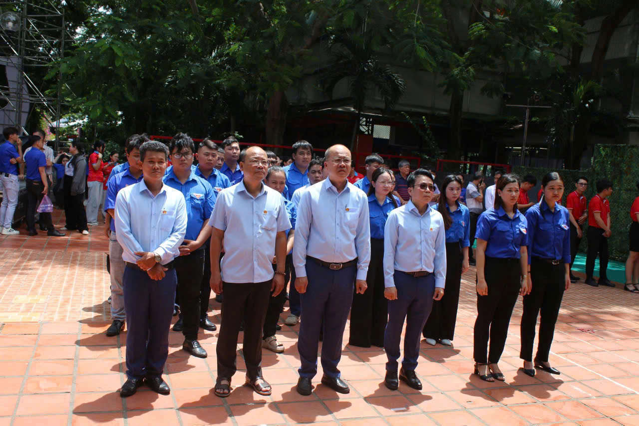 Tuổi trẻ Công ty TNHH một thành viên  Dịch vụ công ích Thanh niên xung phong dâng hoa, dâng hương tưởng niệm Cố Tổng Bí thư Trần Phú và các anh hùng liệt sĩ