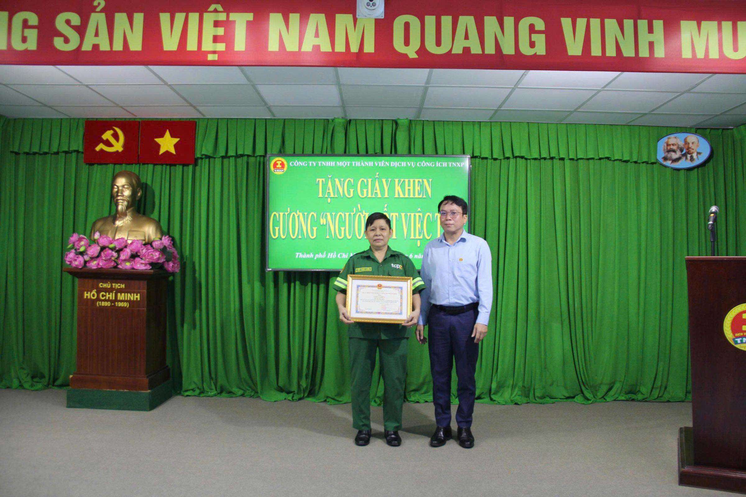 Trao Giấy khen biểu dương người lao động có hành động đẹp