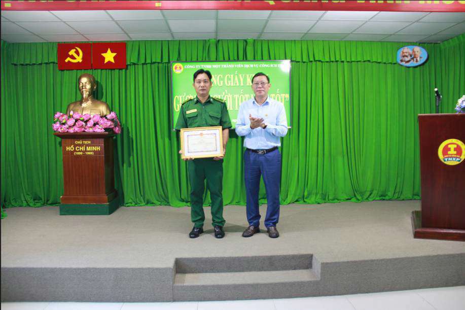 Công ty TNHH một thành viên Dịch vụ công ích Thanh niên xung phong trao tặng Giấy khen biểu dương “Người tốt – Việc tốt”