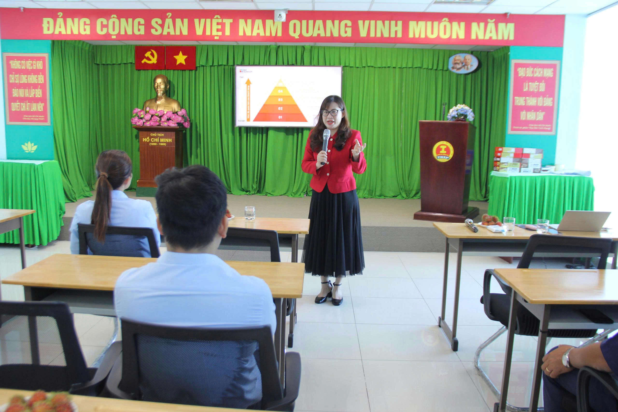 Tổ chức lớp tập huấn kỹ năng giao tiếp, ứng xử cho người lao động