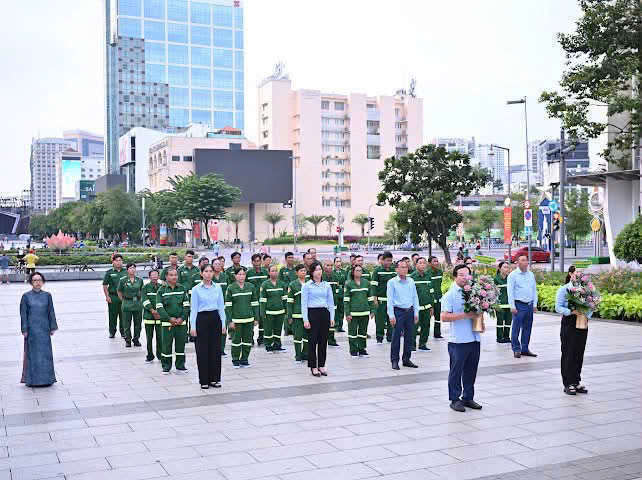 Công ty TNHH một thành viên Dịch vụ công ích Thanh niên xung phong tổ chức dâng hoa và báo công trước tượng đài Chủ tịch Hồ Chí Minh và chính thức ra quân thực hiện nhiệm vụ mới - Duy tu, chăm sóc công viên, cây xanh, vệ sinh môi trường tại Trung tâm